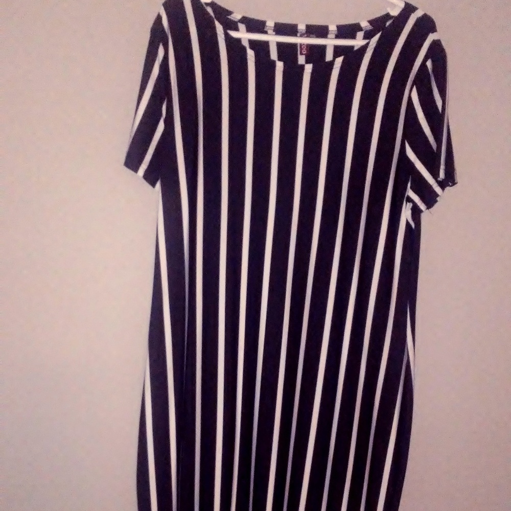 A womans size 4xl black and white dress